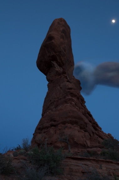 Balanced Rock, Arches National Park, blue hour, moon, blaue Stunde, Ed das Erdmännchen, meerkat, ghost